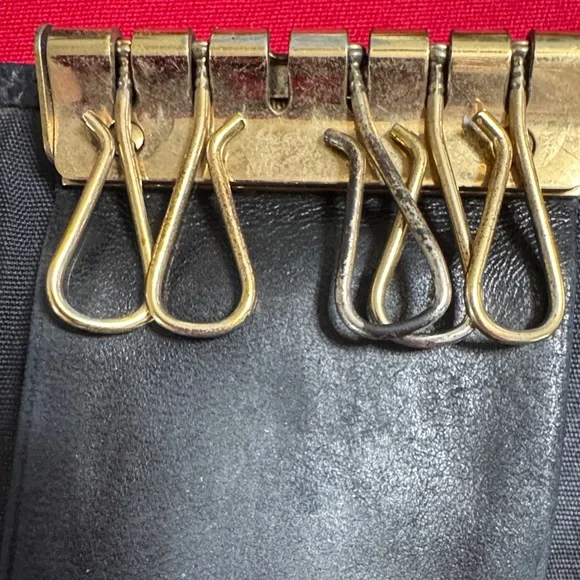 CHANEL Textured Black Leather key holder - Picture 4 of 8